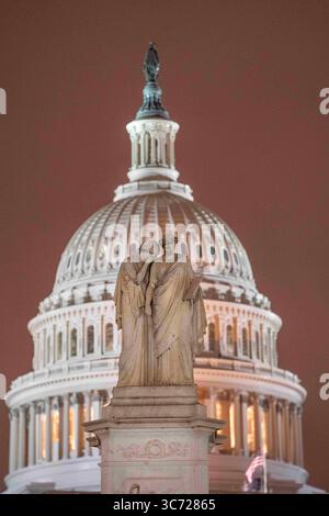 15. Januar 2021, Washington, District of Columbia, USA: Das Peace Monument befindet sich in der Mitte des Kreises, wo die Pennsylvania Avenue am Capitol endet. Bei jeder Amtseinführung reist der Präsident von der Vereidigung im Capitol bis zur Pennsylvania Avenue zum Weißen Haus, das an der Pennsylvania Avenue 1600 liegt. Hier stehen die beiden klassisch gekleideten Figuren für Geschichte und Trauer, und sie stehen auf dem Monument in Richtung Westen, die Richtung des Weißen Hauses ist. Obwohl sie die Toten im Bürgerkrieg ehren sollten, ist die zeitlose Natur von „Geschichte“ und „Trauer“ im Lichte der Stockfoto