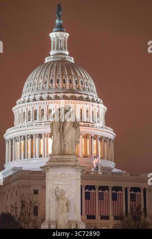 15. Januar 2021, Washington, District of Columbia, USA: Das Peace Monument befindet sich in der Mitte des Kreises, wo die Pennsylvania Avenue am Capitol endet. Bei jeder Amtseinführung reist der Präsident von der Vereidigung im Capitol bis zur Pennsylvania Avenue zum Weißen Haus, das an der Pennsylvania Avenue 1600 liegt. Hier stehen die beiden klassisch gekleideten Figuren für Geschichte und Trauer, und sie stehen auf dem Monument in Richtung Westen, die Richtung des Weißen Hauses ist. Obwohl sie die Toten im Bürgerkrieg ehren sollten, ist die zeitlose Natur von „Geschichte“ und „Trauer“ im Lichte der Stockfoto