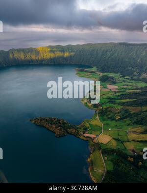 Aus der Vogelperspektive auf die atemberaubenden Zwillingsseen in einem vulkanischen Krater, die den dramatischen Kontrast zwischen tiefblauem Wasser und lebhaftem Grün zeigen Stockfoto