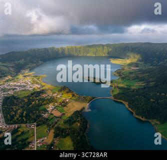 Aus der Vogelperspektive auf die zwei Seen, einen smaragdgrünen und den anderen Saphirblau, eingebettet in einen vulkanischen Kraterrand, Sete Cidades, Ponta Delgada, Portu Stockfoto
