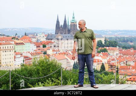 Mann im Urlaub über der Prager Skyline mit dem Veitsdom im Hintergrund. Stockfoto