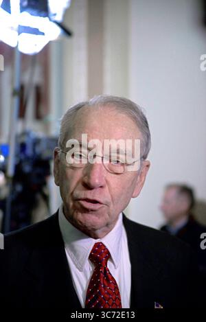 6. Januar 2015, Washington, District of Columbia, USA: Washington DC, USA, 6. Januar 2015.Senator Chuck Grassley (R-IA) Vorsitzender des Justizkomitees des Senats spricht mit Reportern der Ohio Clock, nachdem er im Rahmen der Eröffnungsaktivitäten des 114. Kongresses vereidigt wurde (Credit Image: © Mark Reinstein/ZUMA Wire) Stockfoto
