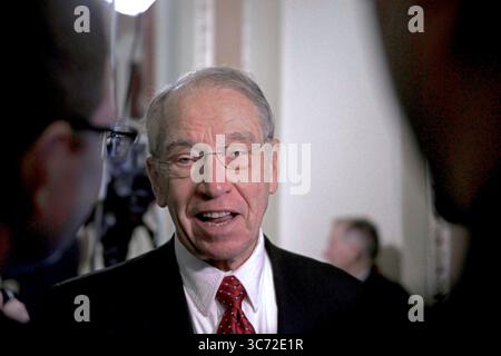 6. Januar 2015, Washington, District of Columbia, USA: Washington DC, USA, 6. Januar 2015.Senator Chuck Grassley (R-IA) Vorsitzender des Justizkomitees des Senats spricht mit Reportern der Ohio Clock, nachdem er im Rahmen der Eröffnungsaktivitäten des 114. Kongresses vereidigt wurde (Credit Image: © Mark Reinstein/ZUMA Wire) Stockfoto