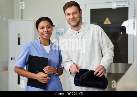 Zwei Ärzte in weißen Mänteln in einem modernen Krankenhaus mit Schwerpunkt Patientenversorgung. Stockfoto