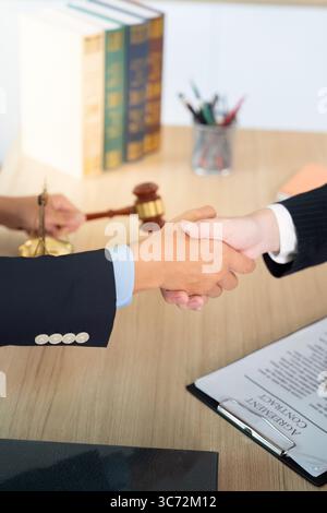 Rechtliche Partnerschaft. Nahaufnahme eines Handschlags zwischen zwei Anwälten in einer Anwaltskanzlei. Stockfoto