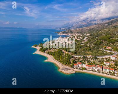 Fantastische Aussicht auf die Strände von Makarska rivera mit Apartments an der Makarska Riviera. Podgora-Caklje Gebiet mit Hochberg Biokovo im Hintergrund. Drohnenansicht. Stockfoto