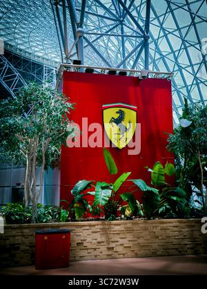 Ferrari World Freizeitpark, Innenraum des Indoor-Vergnügungsparks Ferrari World. Es ist der erste Freizeitpark der Marke Ferrari und ist der 14. August 2025 VAE Stockfoto