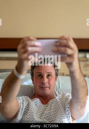 Erholungsmoment, in dem der Patient ein Foto auf seinem Handy macht. Stockfoto
