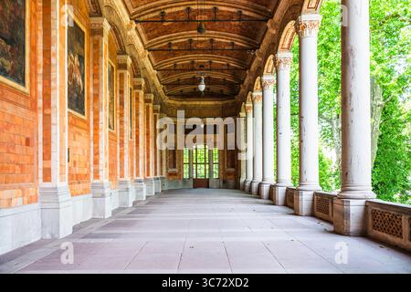 Baden Baden, 24.05.2025: Die Trinkhalle im Kurhaus, die 1839-1842 von Heinrich Huebsch die 90 Meter hohe A erbaut wurde Stockfoto