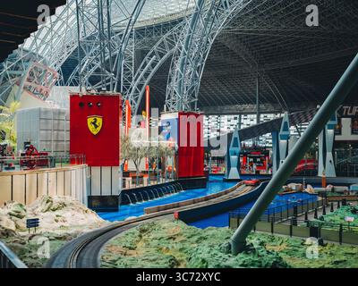 Ferrari World Freizeitpark, Innenraum des Indoor-Vergnügungsparks Ferrari World. Es ist der erste Freizeitpark der Marke Ferrari und ist der 14. August 2025 VAE Stockfoto