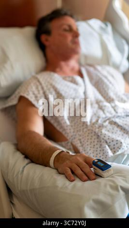 Patienten-Tracking der Sauerstoffsättigung im Krankenhausbett. Stockfoto
