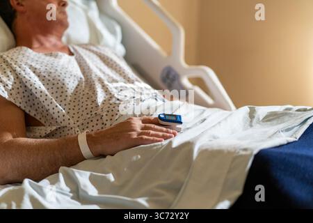 Krankenhauspatient wird mit Pulsoxymeter einem Gesundheitscheck unterzogen. Stockfoto