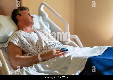 Mann mit Pulsoxymeter zur Gesundheitsüberwachung. Stockfoto