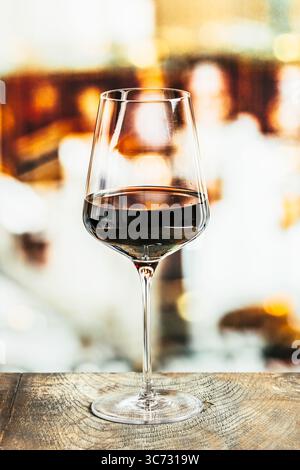 Glas Rotwein auf einem Holztisch Stockfoto