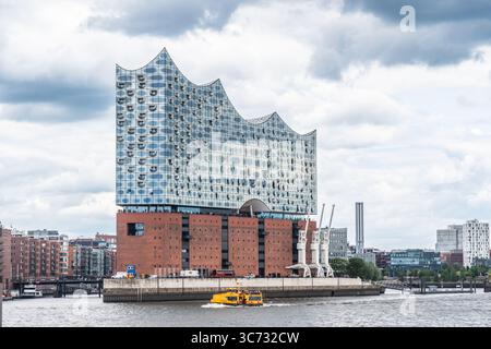 Hamburg, 16.06.2025: Konzertsaal Elbphilharmonie in Hamburg, Blick von der Elbe Stockfoto