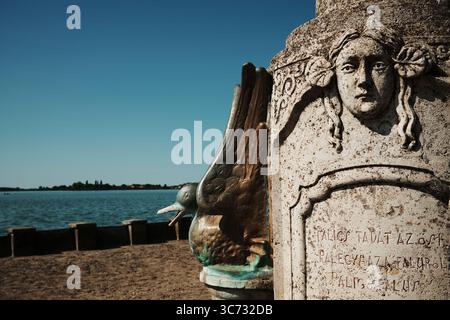 Nahaufnahme des aus Stein gemeißelten Monuments mit Vogelskulptur in Palic, Serbien, am See. Stockfoto