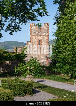 Ruthin Castle Gate Turm von Italian Gardens, Wales Stockfoto