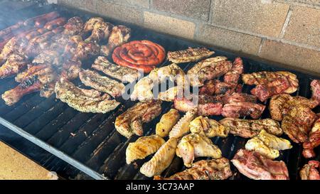 Fleisch und Würstchen auf dem Grill Stockfoto