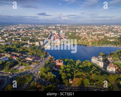 Luftpanorama von Kaliningrad, Westrussland, mit dem Oberen Teich, üppigen Parks, historischer und moderner baltischer Architektur. Stockfoto
