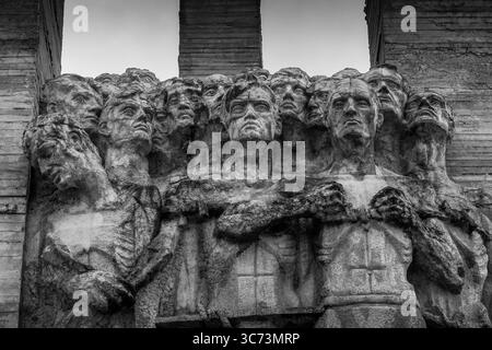 Dramatisches Dulag-100-Denkmal in Porhov, Oblast Pskow, Russland, zum Gedenken an die Opfer der Kriegsverbrechen der Nazis und der Tragödie des Zweiten Weltkriegs Stockfoto