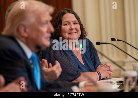 Washington, Usa. 30. Juli 2025. Der amtierende Verwaltungsrat von DOGE Amy Gleason, rechts, hält Anmerkungen, während US-Präsident Donald Trump, links, während einer Veranstaltung „Make Health Technology Great Again“ im East Room des Weißen Hauses, 30. Juli 2025, in Washington, D.C. Guthaben: Joyce Boghosian/White House Photo/Alamy Live News Stockfoto