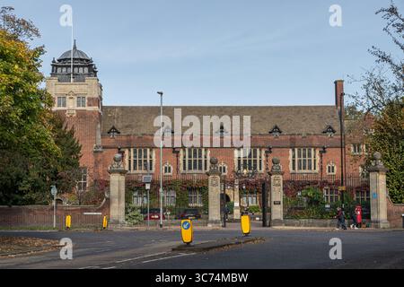 Cambridge, England. Das Westminster College, ein denkmalgeschütztes Gebäude im Tudor Revival des Architekten Henry T. Hare, erbaut 1897–99, mit Giebeln Stockfoto