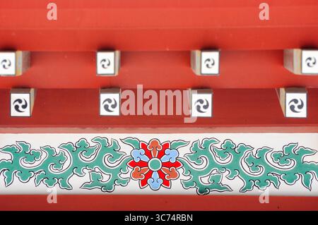 Japanische Tempeltraufe mit komplizierten Blumen- und symbolischen Mustern Stockfoto