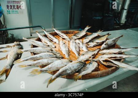 Konservierter gesalzener Fisch, der auf einem traditionellen Straßenmarkt in Hongkong ausgestellt wird. Stockfoto