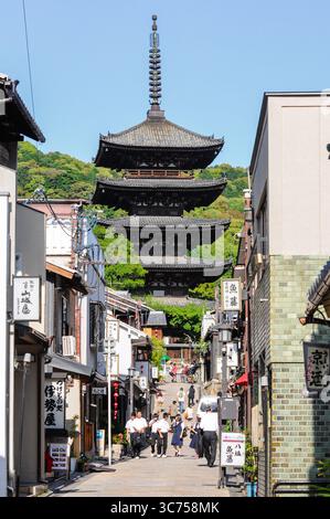 Kyoto, Präfektur Kyoto, Japan. Juni 2013: Touristen erkunden die historischen Straßen, die zur Yasaka-Pagode in Kyoto führen. Stockfoto