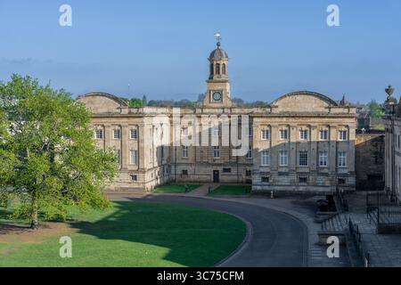 York Castle Museum in York, England, fotografiert während der goldenen Stunde mit klarem blauem Himmel. Das sanfte Licht bei Sonnenuntergang unterstreicht den historischen Architekten Stockfoto