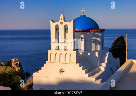 Ruhe bei Sonnenuntergang über Sifnos berühmten blauen Kuppeln, Sifnos, Griechenland Stockfoto