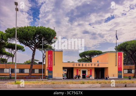 Der Haupteingang zu den Cinecittà Studios, Rom, Latium, Italien Stockfoto
