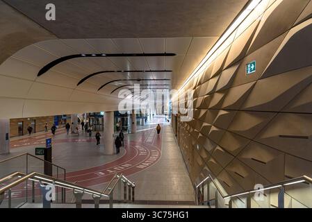 Leute, die entlang der Nord-Süd-Halle über der U-Bahn am Sydney Central Station laufen Stockfoto