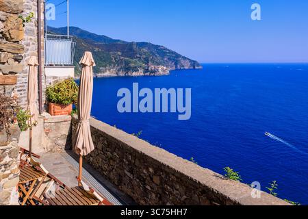 Der Blick von Corniglia mit der ligurischen Küste im Rücken, Cinque Terre, Ligurien, Italien Stockfoto