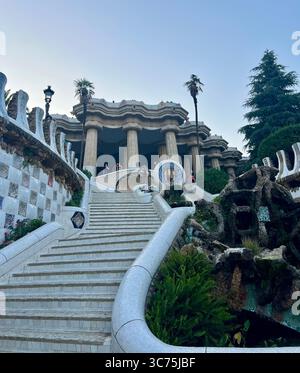Die berühmte Treppe mit der Mosaikechse und dem Pavillon von Gaudí am Eingang des Parks Güell, Barcelona, Katalonien, Spanien. Stockfoto