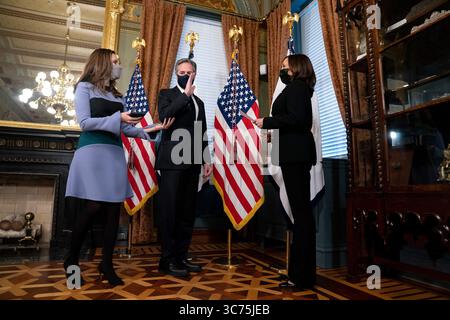 27. Januar 2021, Washington, District of Columbia, USA: US-Vizepräsidentin Kamala Harris, rechts, schwört in Antony Blinken, US-Außenminister, Zentrum, während einer Zeremonie im Weißen Haus in Washington, D.C., USA, am Mittwoch, 27. Januar, 2021. der Senat bestätigte gestern blinkend und gab einem der dienstältesten Helfer von Präsident Biden die Aufgabe, die Nuklearverhandlungen mit dem Iran wiederaufzunehmen und das Vertrauen zu Verbündeten wiederherzustellen, die von vier Jahren Trump-Regierung erschüttert wurden. Links steht Blinkenâ Ehefrau Evan Ryan, die als Kabinettssekretärin von Präsident Biden fungiert Stockfoto