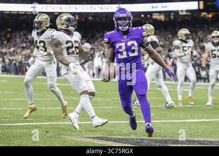 27. Januar 2021, New Orleans, LA, USA: Minnesota Vikings Running Back Dalvin Cook lässt den Ball 2020 im zweiten Quartal im Mercedes-Benz Superdome in New Orleans, Louisiana, gegen die New Orleans Saints in die Endzone laufen. (Kreditbild: © TNS via ZUMA Wire) Stockfoto