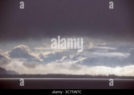Schneesturm über dem Lac Leman, Montreux, mit Blick auf das Wallis und Les Grangettes, ein lokales Naturschutzgebiet. Stockfoto