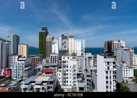 Atemberaubende Stadtlandschaft von da Nang: Moderne Gebäude, Hotels und Meerblick in Vietnam Stockfoto