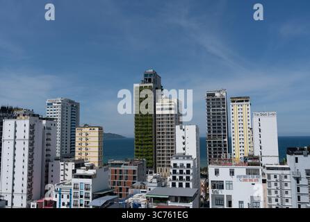 Atemberaubende Stadtlandschaft von da Nang: Moderne Gebäude, Hotels und Meerblick in Vietnam Stockfoto