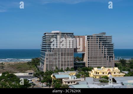 Atemberaubende Stadtlandschaft von da Nang: Moderne Gebäude, Hotels und Meerblick in Vietnam Stockfoto