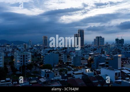 Atemberaubende Stadtlandschaft von da Nang: Moderne Gebäude, Hotels und Meerblick in Vietnam Stockfoto