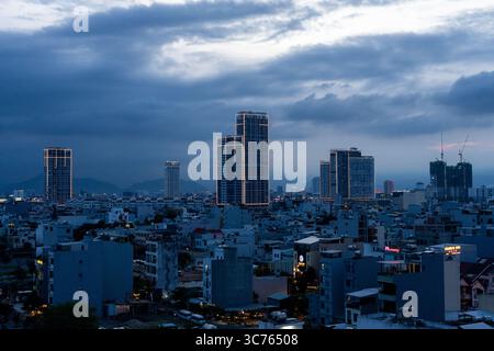 Atemberaubende Stadtlandschaft von da Nang: Moderne Gebäude, Hotels und Meerblick in Vietnam Stockfoto