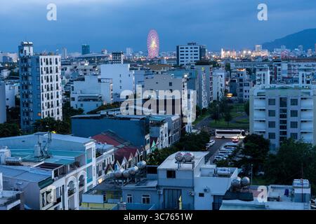 Atemberaubende Stadtlandschaft von da Nang: Moderne Gebäude, Hotels und Meerblick in Vietnam Stockfoto