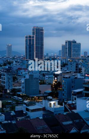 Atemberaubende Stadtlandschaft von da Nang: Moderne Gebäude, Hotels und Meerblick in Vietnam Stockfoto