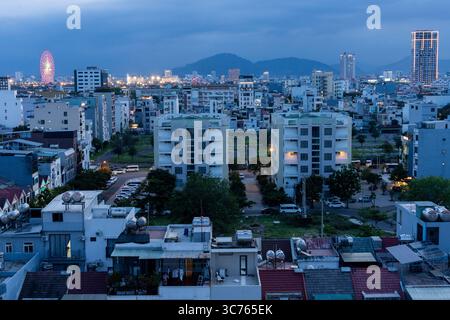 Atemberaubende Stadtlandschaft von da Nang: Moderne Gebäude, Hotels und Meerblick in Vietnam Stockfoto