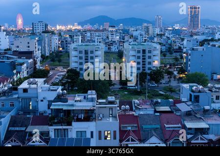 Atemberaubende Stadtlandschaft von da Nang: Moderne Gebäude, Hotels und Meerblick in Vietnam Stockfoto