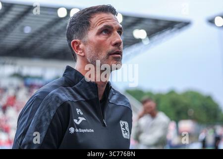 Deutschland. August 2025. Fussball 3. Liga 1. Spieltag Rot-Weiss Essen - TSV 1860 München am 01.08.2025 im Stadion an der Hafenstraße in Essen Patrick Gloeckner ( München ) die DFB-Vorschriften verbieten jede Verwendung von Fotografien als Bildsequenzen und/oder Quasi-Video. Foto: Revierfoto Credit: ddp Media GmbH/Alamy Live News Stockfoto