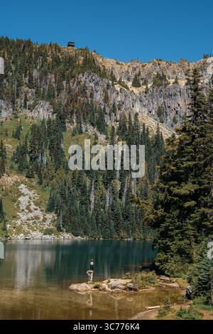 Yoga Lookout Serenity befindet sich im Mount Rainier National Park. Der Tolmie Peak Lookout wurde 1933 erbaut und befindet sich auf dem Gipfel mit Blick auf das natürliche Land Stockfoto