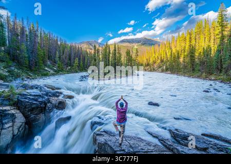 Yoga Falls Serenity wird an den Athabasca Falls im Jasper National Park gefangen. Die Wasserfälle sind ein mächtiger, landschaftlich reizvoller Wasserfall, an dem der Athabasca River donnert Stockfoto